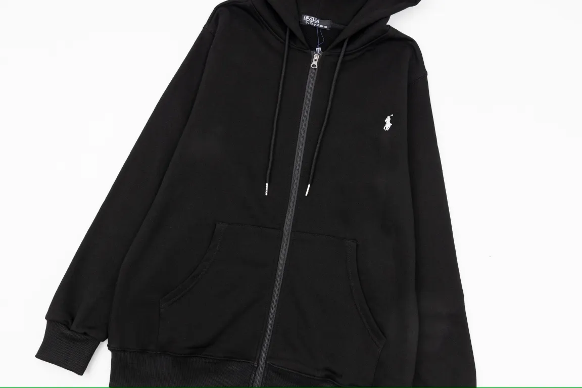 P240 Style No.: Y055 Ralph Lauren/Ralph Lauren pony embroidered zipper cardigan hooded sweatshirt. A one-of-a-kind sweatshirt for autumn and winter is here. You can wear it casually no matter how you wear it! ! This hooded sweatshirt is decorated with the simple style that represents Ralph Lauren and is paired with a pony embroidery pattern, which is three-dimensional and full! The solid color fabric paired with exquisite embroidery instantly sets it off! Hooded sports design, loose and casual fit! The overall texture is very strong! Through the pictures, we can feel the thickness and texture of custom-woven and dyed threads. The workmanship is exquisite. They are shipped from major foreign trade factories. They are all made by masters with many years of experience. Everything is of high standards and requirements! Simple and versatile model ~ Made of imported pique cotton fabric, which is super delicate and soft, close to the body without being tied. All fabrics and accessories are original custom-made and of high quality! Perfectly reflects the brand’s sense of superiority! Standard cut, comfortable stretch, unrestricted movement! Highly practical, high-end and classy! Versatile style ~ can be paired with jeans or jogging pants. Ideal for transitioning from your morning commute to weekend events! Tag, hanging particles, washed, packaging bag, full set of accessories, very good-looking, super exquisite workmanship, size: S-XL, color: navy, black, gray
